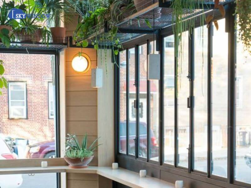 Trang trí cửa kính của quán cafe bằng cây xanh